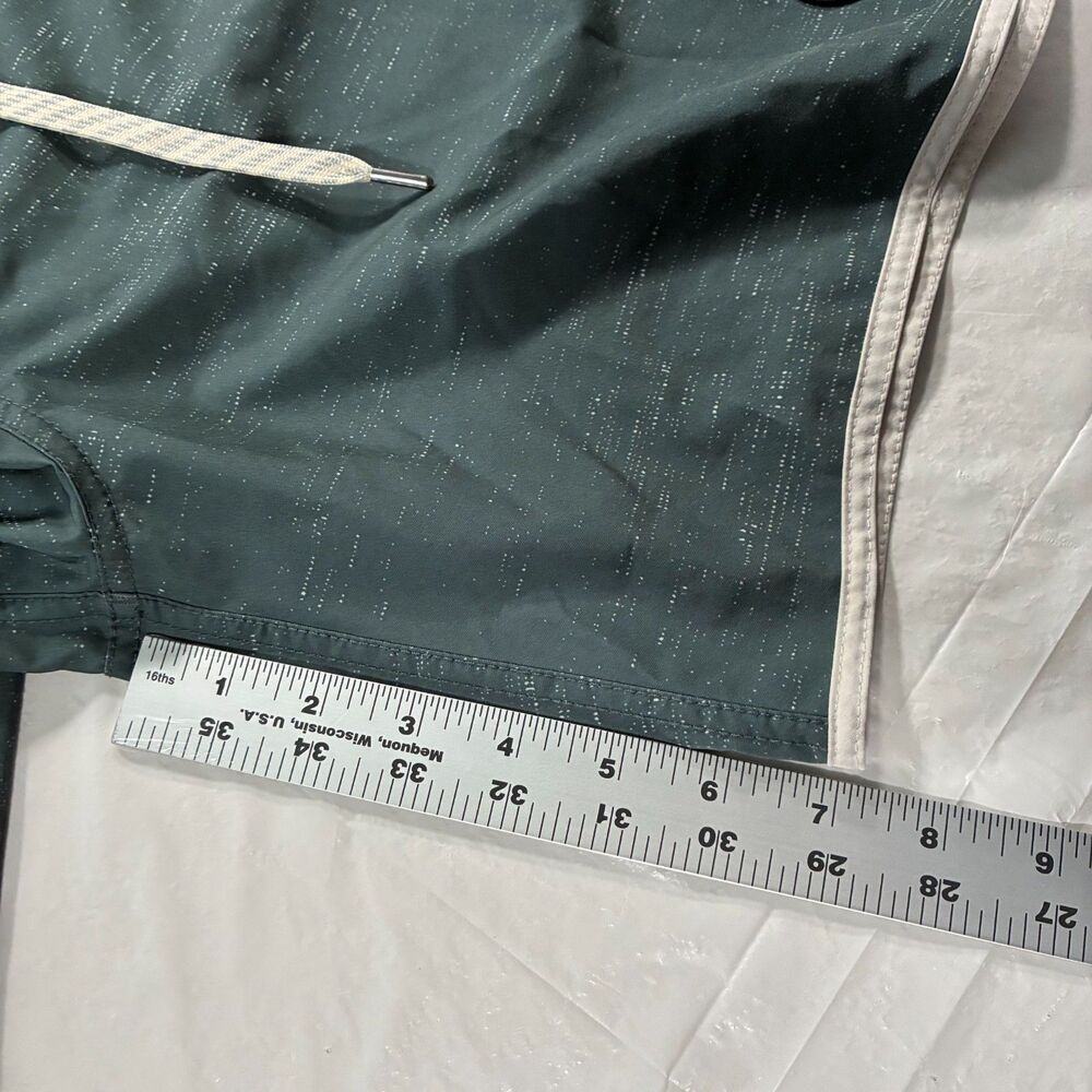 Men’s Vuori Cruise Board Shorts Green White Trim V314 Size 32 EUC 7" inseam - Picture 10 of 10